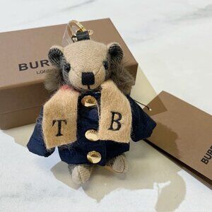Burberry bear keychain wearing a down jacket🩵